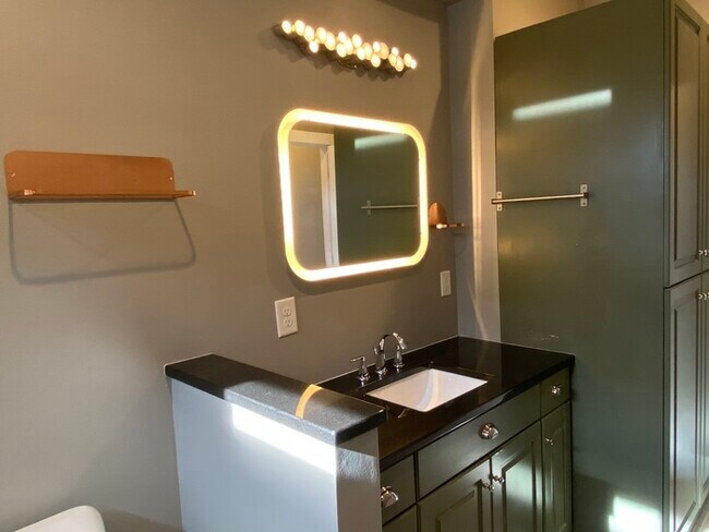 Building Photo - 906 Culpepper Ln