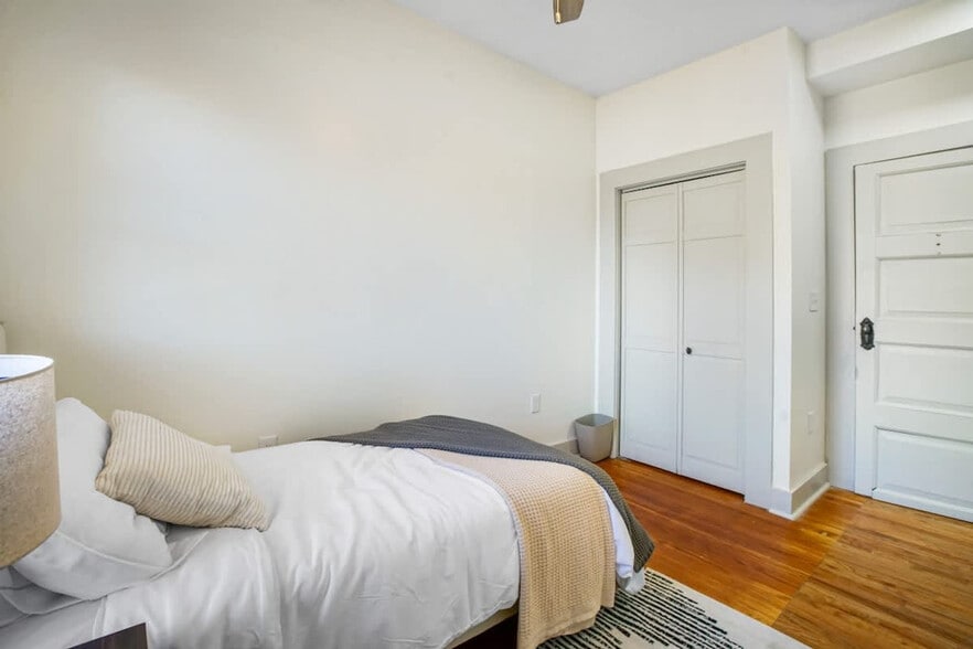 Building Photo - 1848 E 89th St