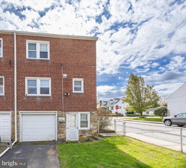 Building Photo - 353 William St