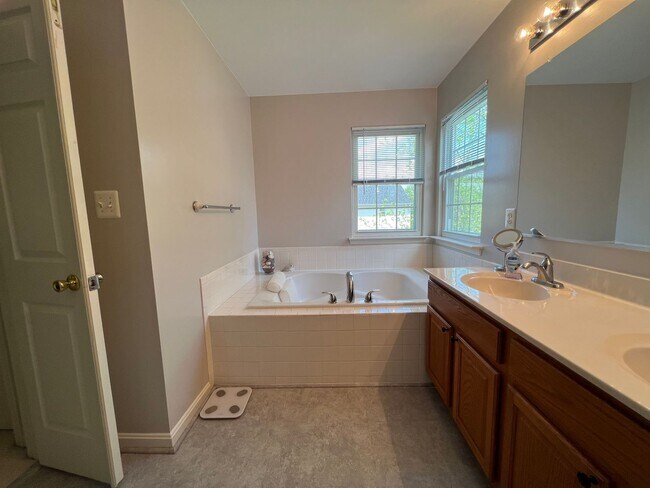 Building Photo - Impressive 4 Bedroom 3.5 Single-Family Hom...