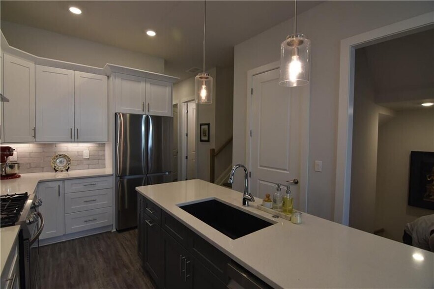 Building Photo - 137 Pearl St