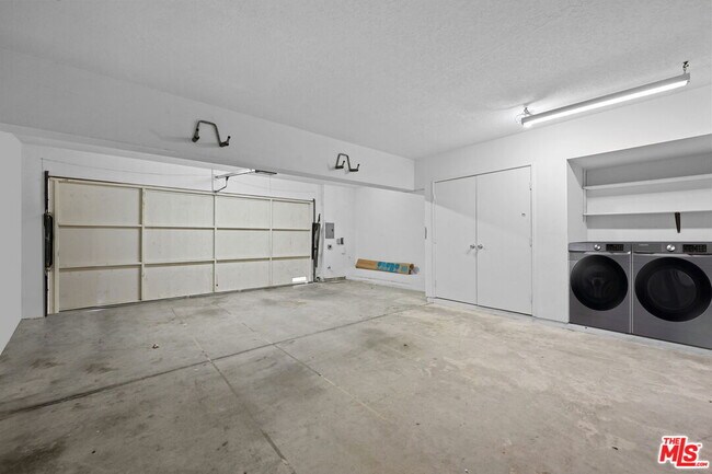 Building Photo - 1486 Palisades Dr