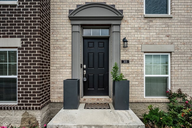 Building Photo - 305 Fairfax Way