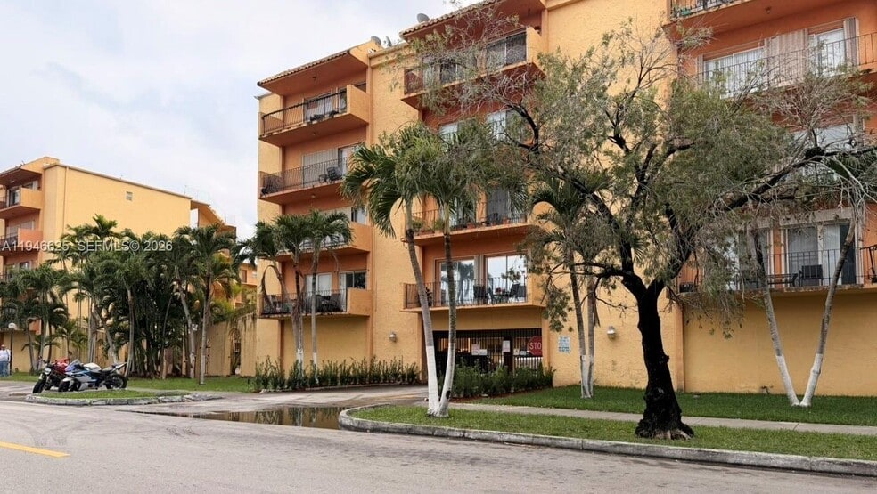 Building Photo - 1900 W 54th St