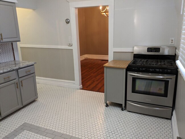 Building Photo - Beautiful Home!  Perfect combo of old world charm with modern finishes & ammenities!