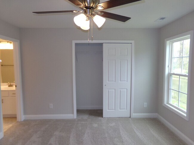 Building Photo - Welcome to Jacks Branch Townhomes – Modern Living in Hubert, NC!