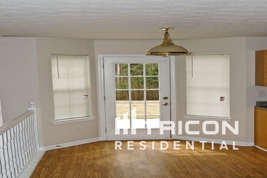 Building Photo - 4004 Castle Way Dr