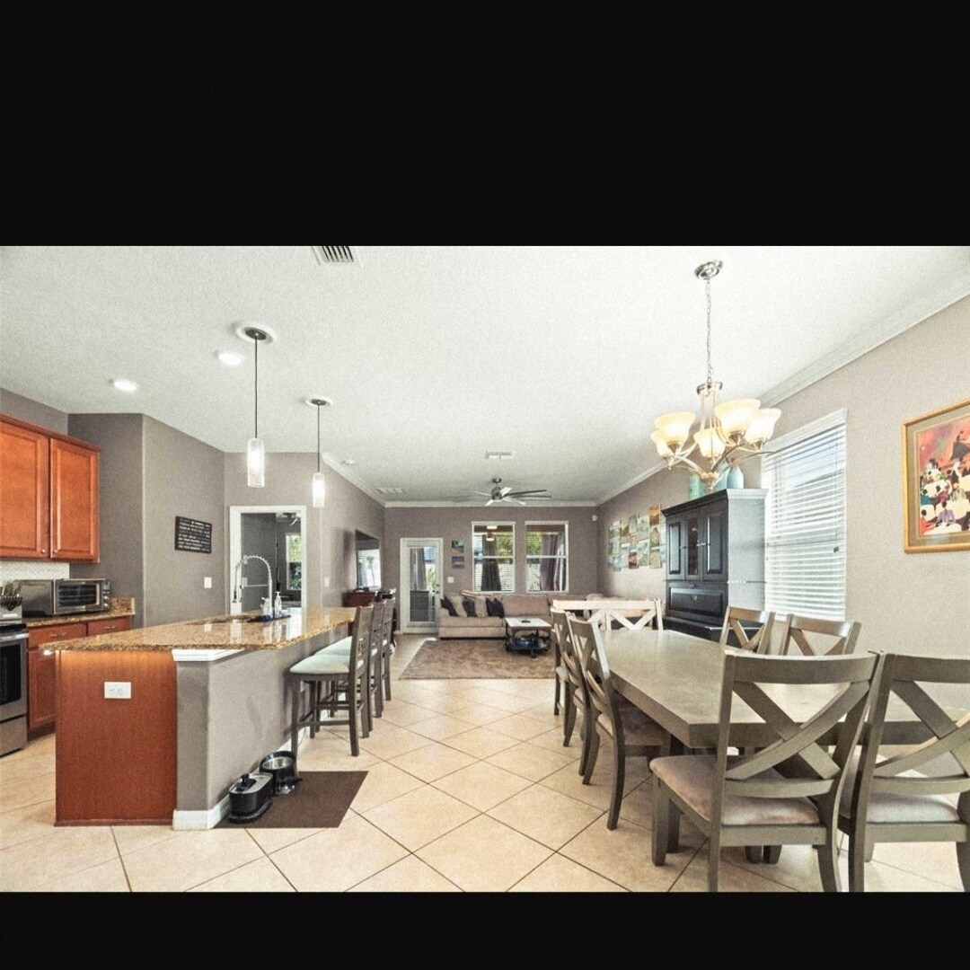 Main floor living area - 11656 Lake Blvd