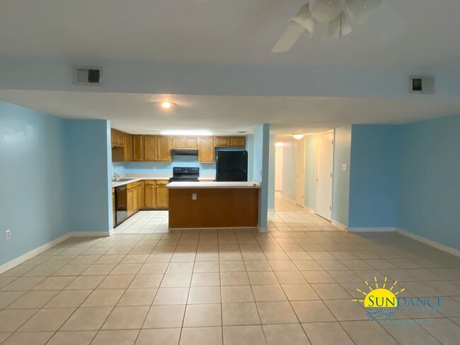 Building Photo - Great 3 Bedroom Townhouse Close to Both Ba...