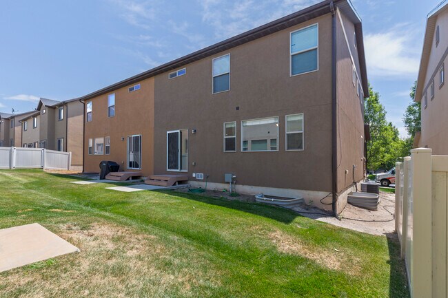 Building Photo - 2668 Cottonwood Dr