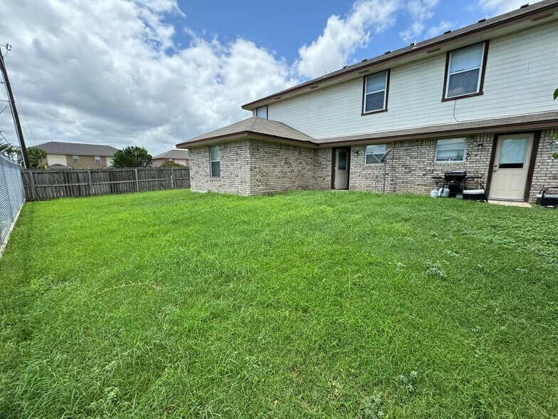 Building Photo - 1706 Tanner Cir