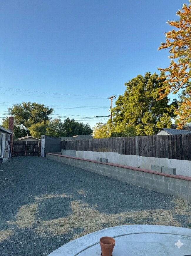 Building Photo - 2464 Pepper Dr