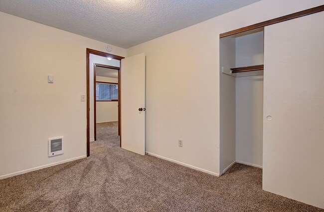 Building Photo - Coveted Cascade Park Area Split Entry Home