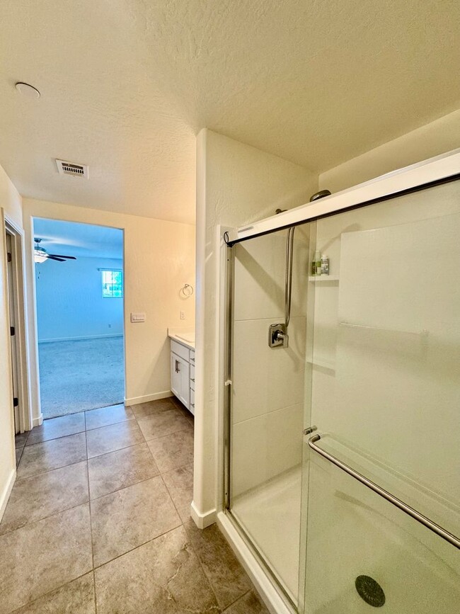 Building Photo - Huge 5 Bedroom + Den, 3 Bath Home Close to...