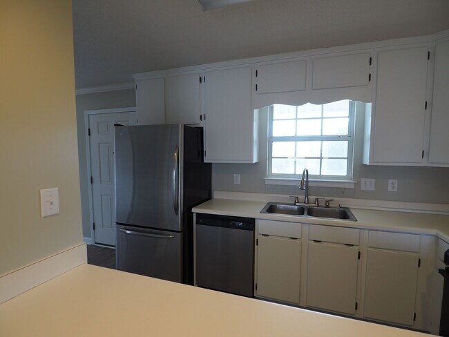 Building Photo - Gorgeous water views just blocks from the ...
