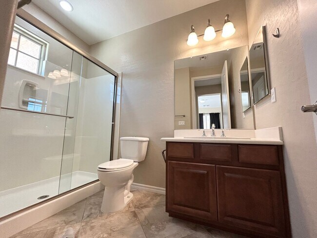 Building Photo - 4/BD 3.5/BA Spacious Home in Gated Communi...
