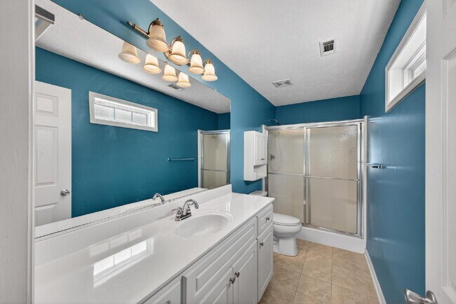 Building Photo - Lovely Patio Home with Sunroom!