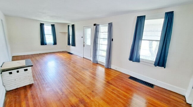 Building Photo - 3 Bed / 1 Bath Single Family Home