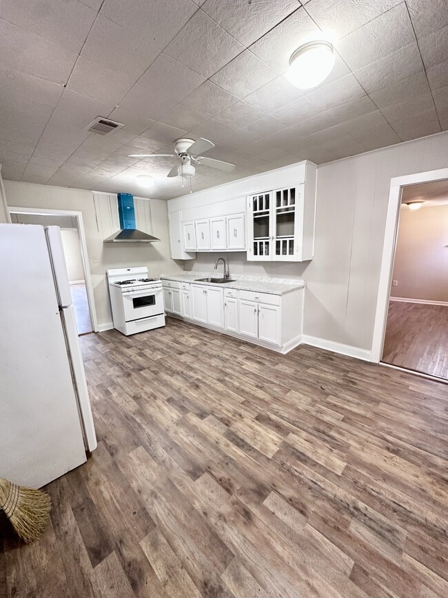 Building Photo - 3835 Sherwood St