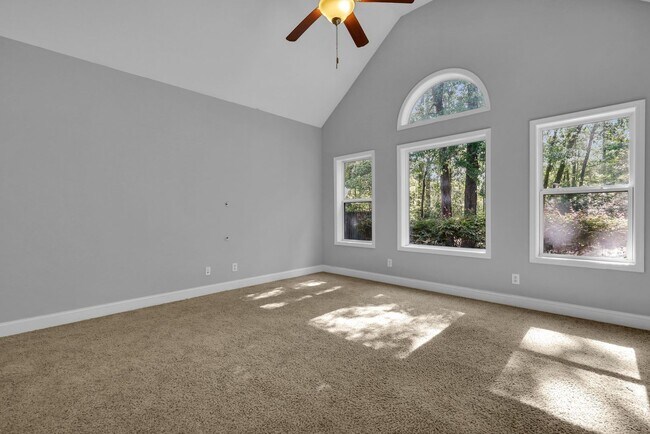 Building Photo - AVAILABLE LATE JULY 2025 (PET FRIENDLY)