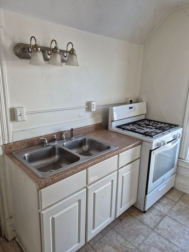 Building Photo - 924 Fountain St NE