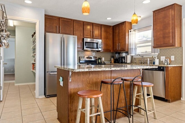 Building Photo - Single story home with study located in Miramar.
