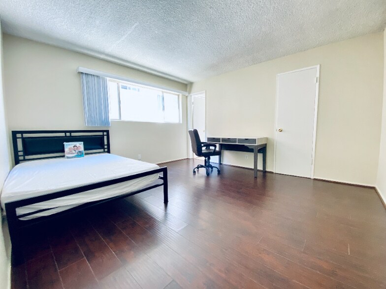 Building Photo - 1440 Centinela Ave