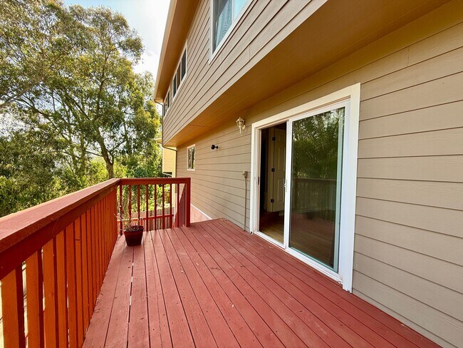 Building Photo - Gorgeously Updated 4-Bed/3-Bath Home & Ent...