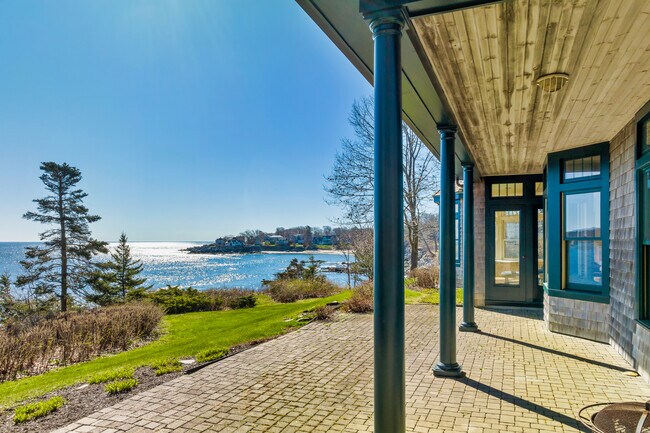 Building Photo - 876 Shore Rd
