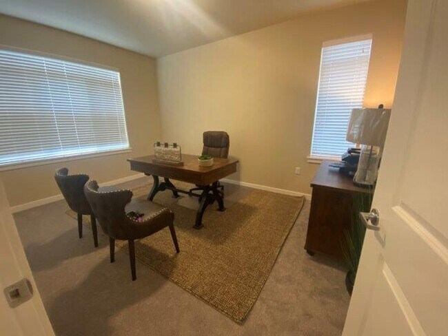 Building Photo - Beautiful 3-Bedroom Townhome w/ 2-Car Garage – Schedule a Tour Today!