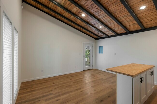 Building Photo - 1014 9th Ave