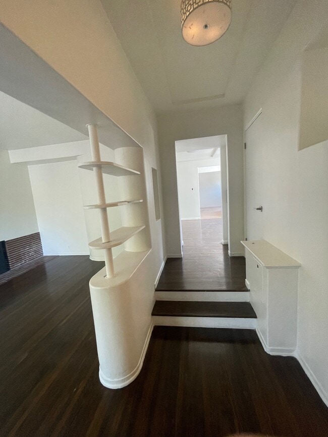 Primary Photo - 3043 Hollycrest Dr