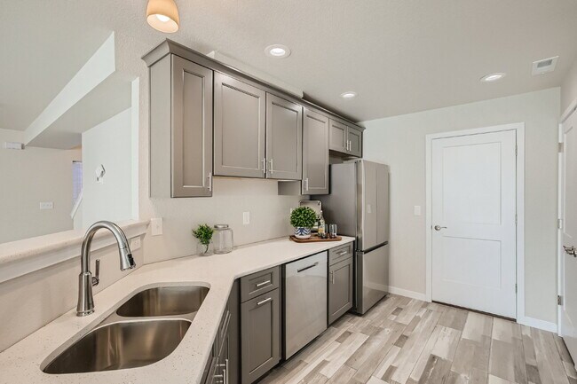 Building Photo - 3 bedroom - Date St