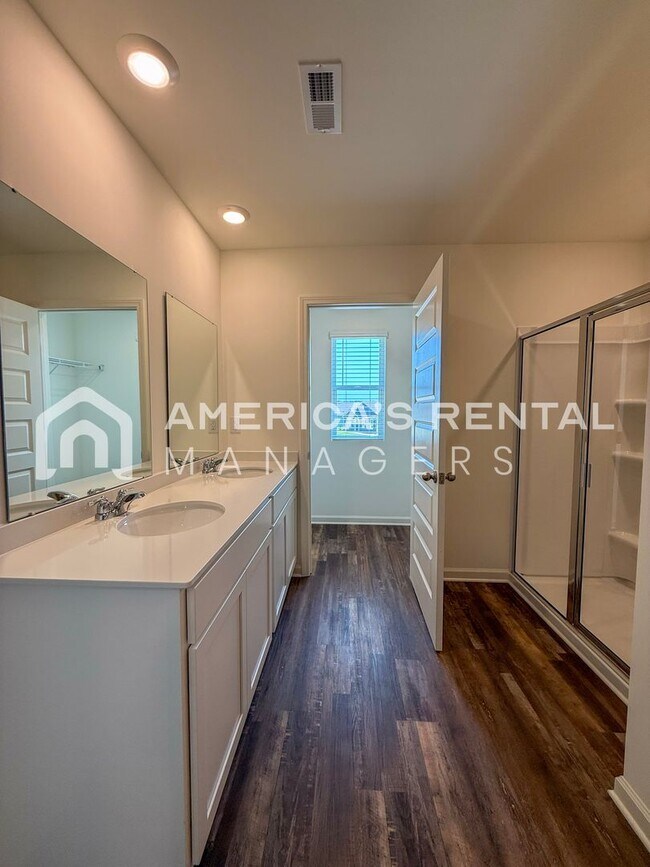 Building Photo - Gorgeous New Construction 5 Bed / 3 Bath H...