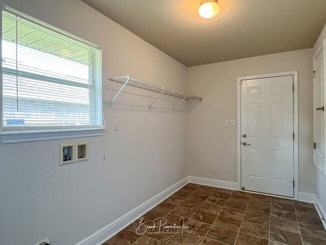 Building Photo - 2080 Stennis Dr