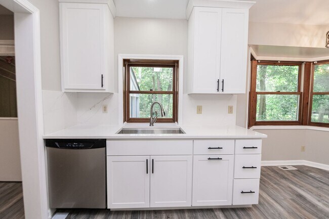 Building Photo - 3 bed 2 bath Home in Lakes of the Four Sea...