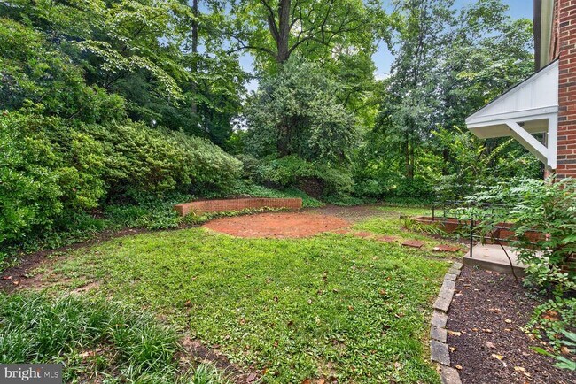 Building Photo - 7215 Rollingwood Dr
