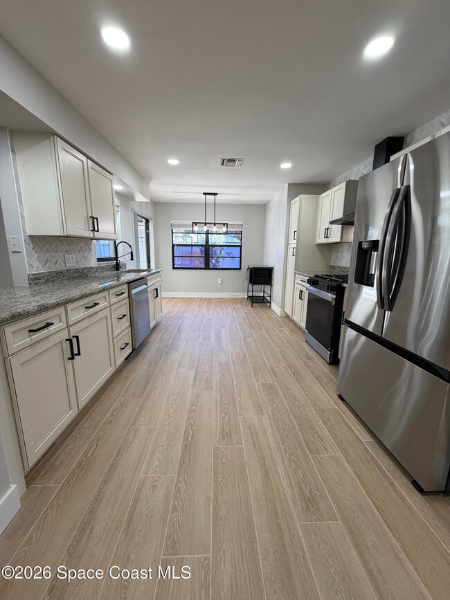 Building Photo - 845 Juniper Cir