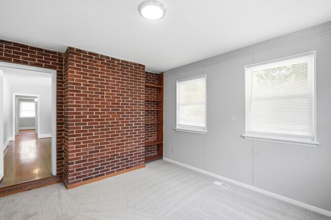 Building Photo - Move-in Ready 3 Bedroom Ranch Home in Eastway Park