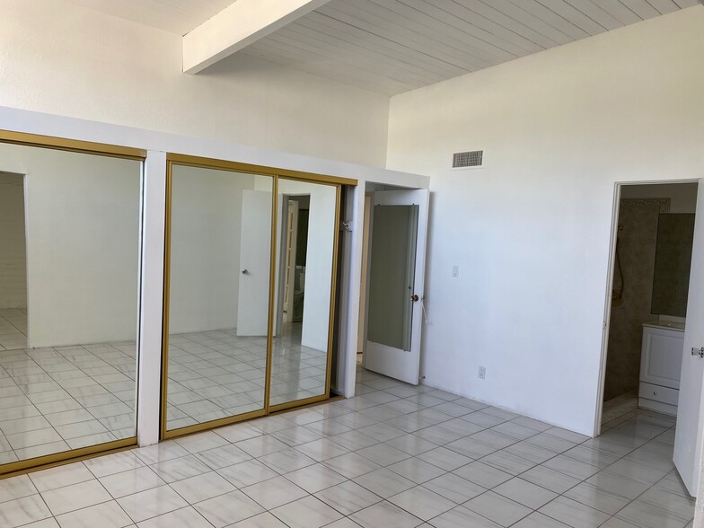 Building Photo - 601 E Racquet Club Rd