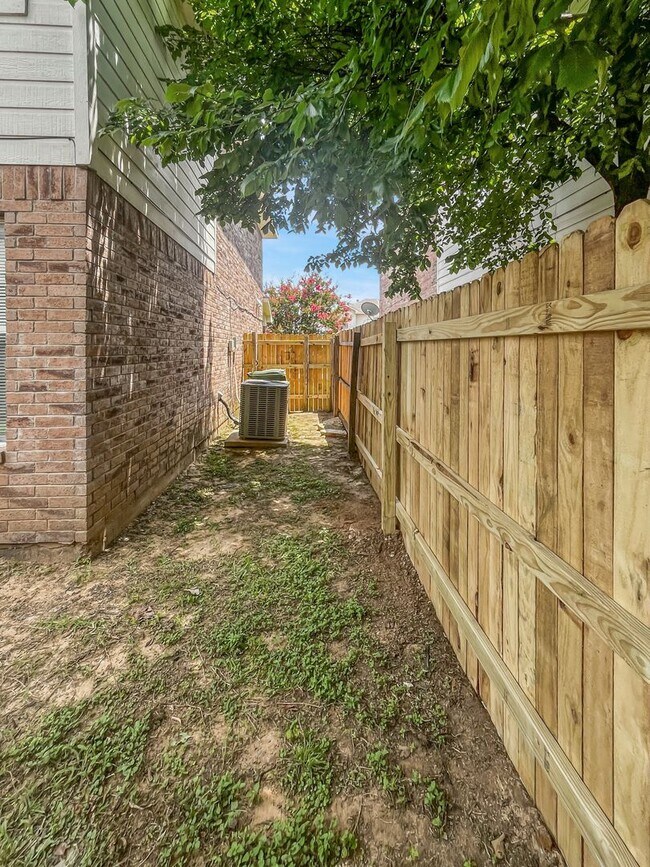 Building Photo - 2325 Kingsway Dr