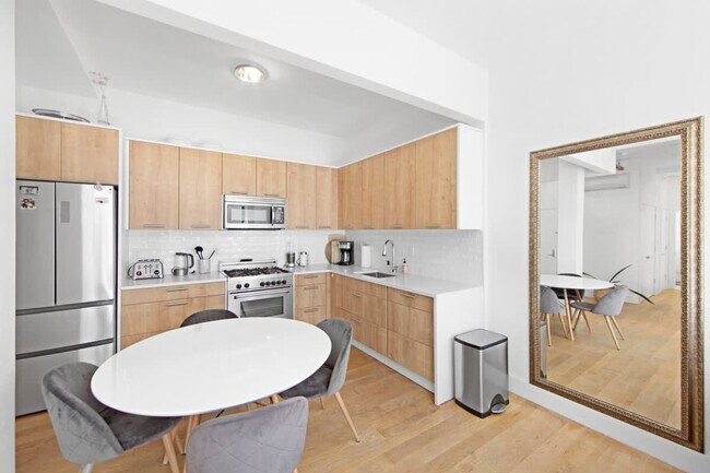 Building Photo - 519 W 45th St
