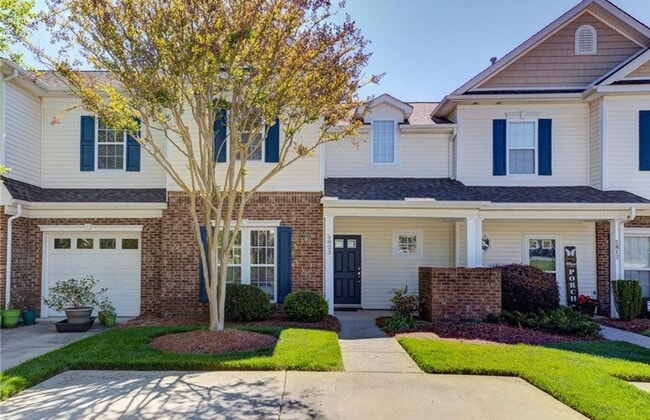 Building Photo - Very nice townhome with primary bedroom on...