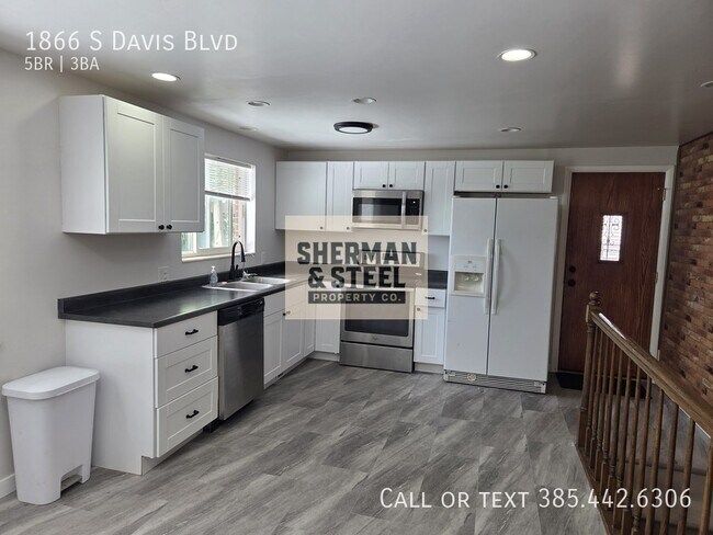 Building Photo - 1866 S Davis Blvd