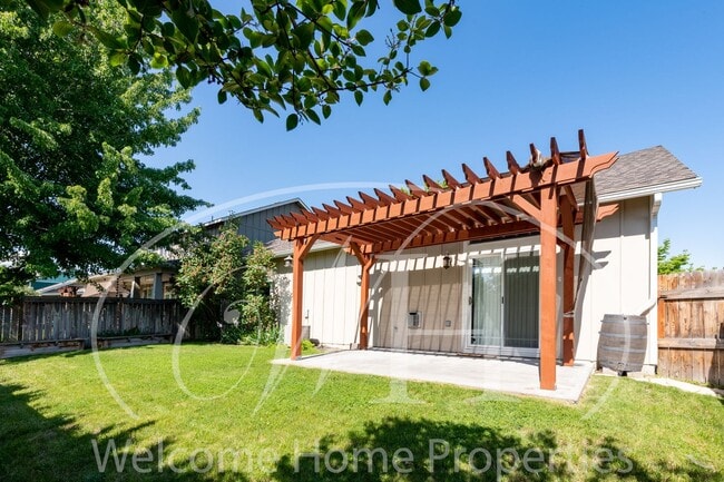 Building Photo - Beautiful 3 Bedroom Home With Fenced Backy...