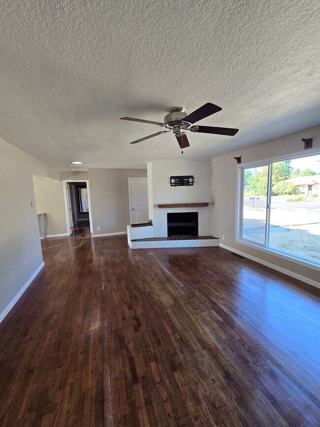 Building Photo - Pet Friendly Single Level 3 Bed 2 Bath Hom...