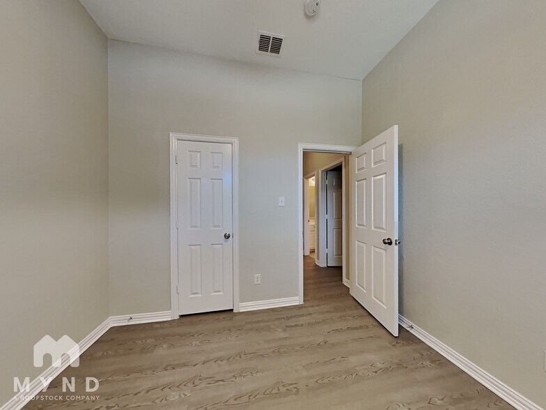 Building Photo - 2213 Creek Side Dr