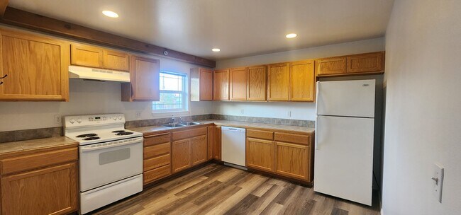 Building Photo - MF081- 213 SW 4th- Hegele