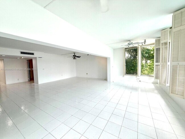 Building Photo - 9200 W Bay Harbor Dr