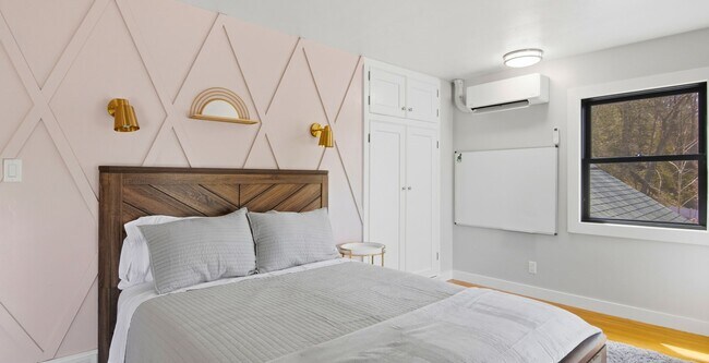 Building Photo - Late Summer Furnished Executive Extended Stay Rental on Old Mission Peninsula